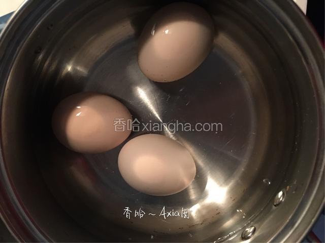 鸡蛋煮熟后，捞出立即冲凉水。