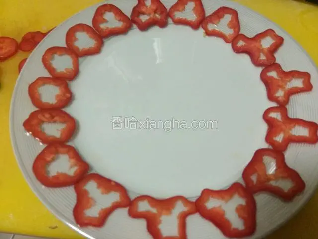 红椒圈扰着盘子摆一圈