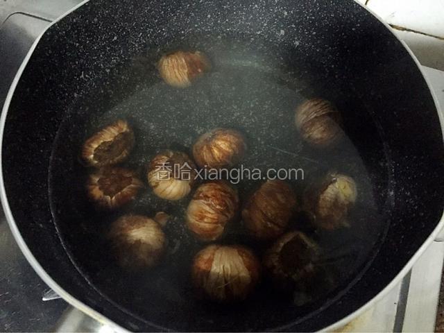 锅中倒入适量清水和板栗，大火烧开后煮十分钟后浸泡至不烫手时剥皮。