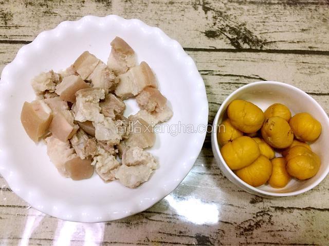 板栗剥皮备用、五花肉焯熟后捞出洗净备用