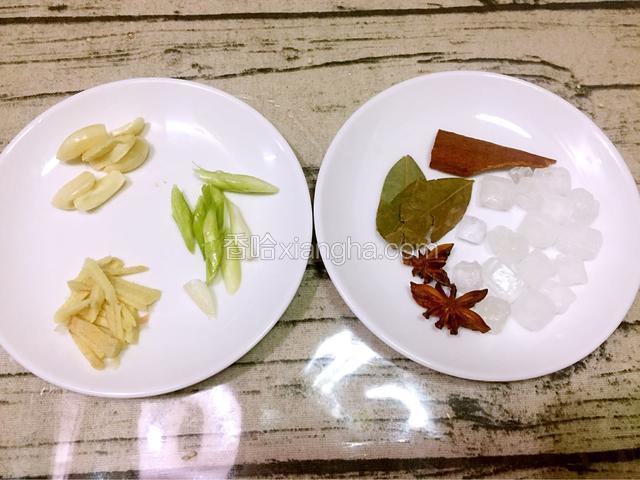 准备好材料，姜切片，蒜拍扁、葱切葱花备用