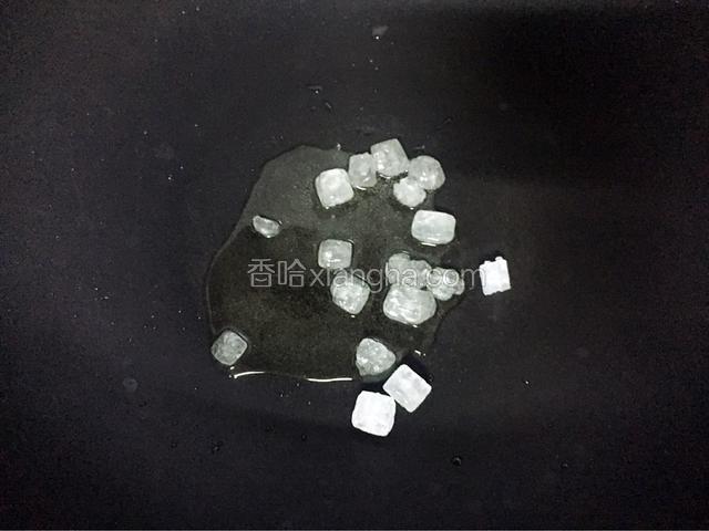 锅中倒入适量油烧热后放入冰糖小火炒至融化
