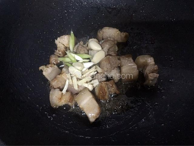 放入葱姜蒜翻炒至出香味