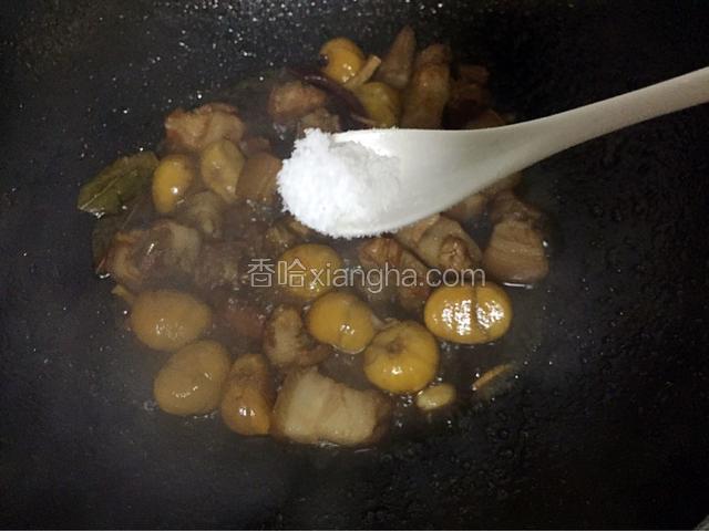 炖煮至汤汁浓稠时加入盐和鸡精调味，转大火快速翻炒收干汤汁即可关火