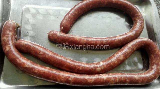 将肉馅灌入，不要灌得太满以防后期煮的时候爆裂，手指能摁下去一半即可！