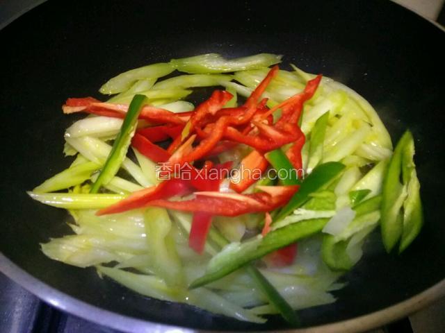 待西芹翻炒均匀放青红椒入锅