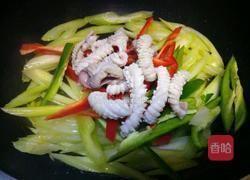 西芹炒鱿鱼的做法图解7