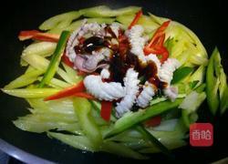 西芹炒鱿鱼的做法图解8