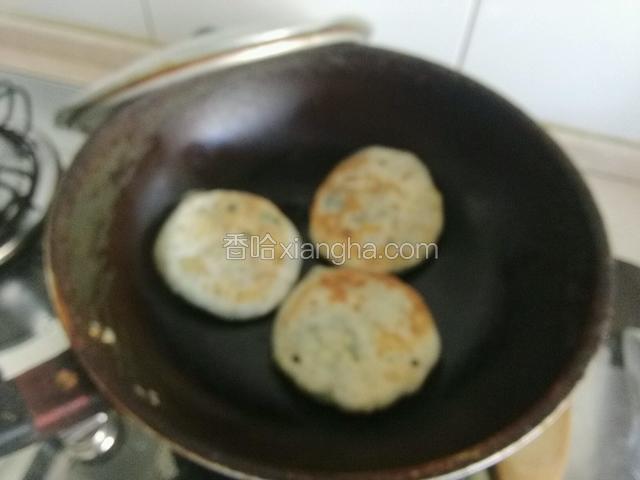 烙馅饼要用中火，一面煎至金黄时翻至另一面；