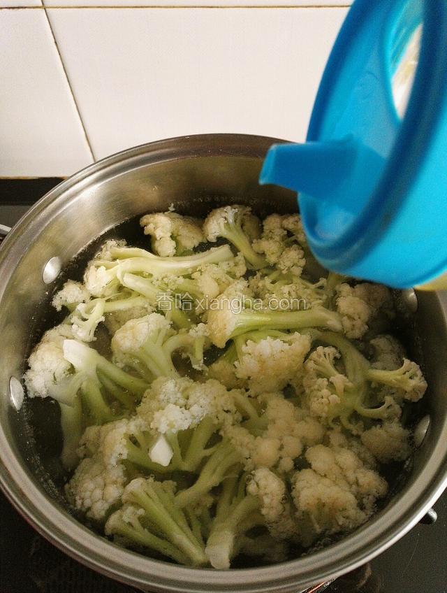 倒入浸泡好的菜花，加少许盐和一滴食用油