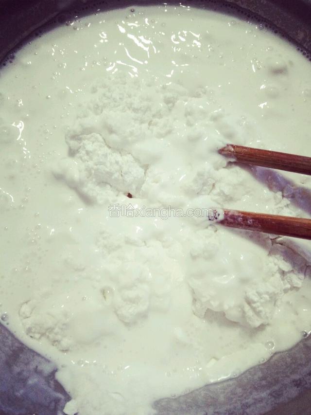 温水与糖先融化加牛奶，再倒入混合的糯米粉和澄粉慢慢搅拌均匀。