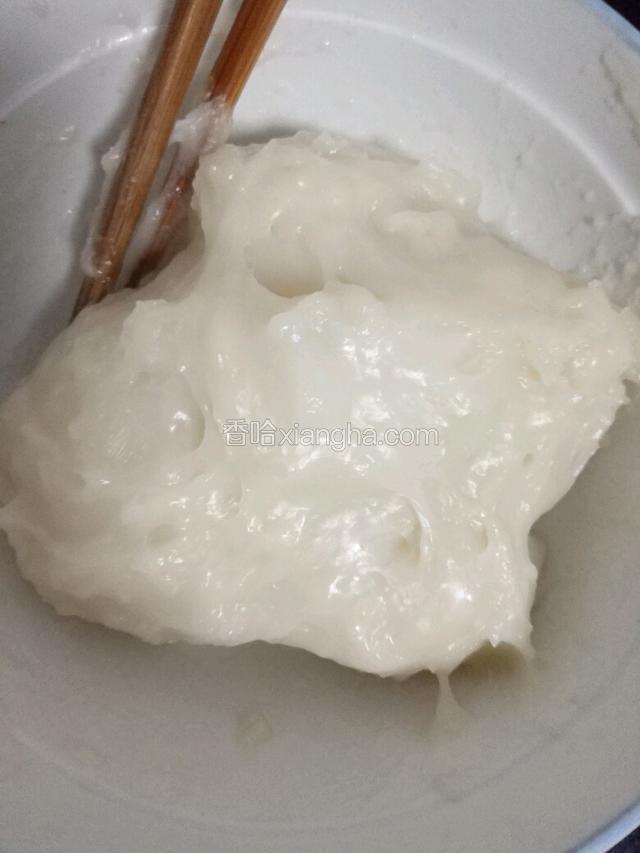 盖保鲜膜进微波炉高火2分钟。微波炉不同如果没有熟搅拌一下再继续加热到完全熟即可，时间火候自己掌握。我的事格兰仕光波炉。