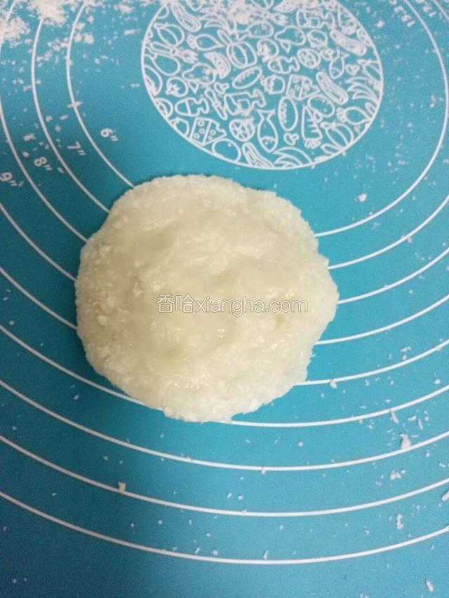 放至温凉，手掌拍适量的椰蓉防粘，揪出小面团拍扁，如图……包紫薯草莓。