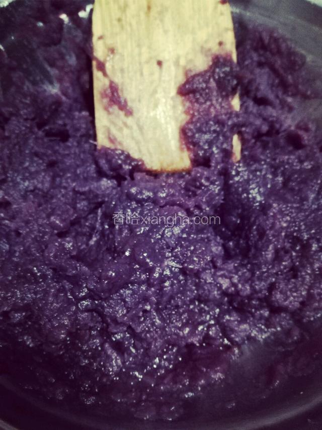 放凉糯米团的时间……制作紫薯，提前高压锅做的紫薯去皮哦……压成泥。