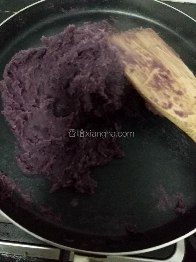 加适量色拉油，不粘锅炒干。每一份紫薯你的状态可以把包住一颗草莓就OK。忘记拍了。
