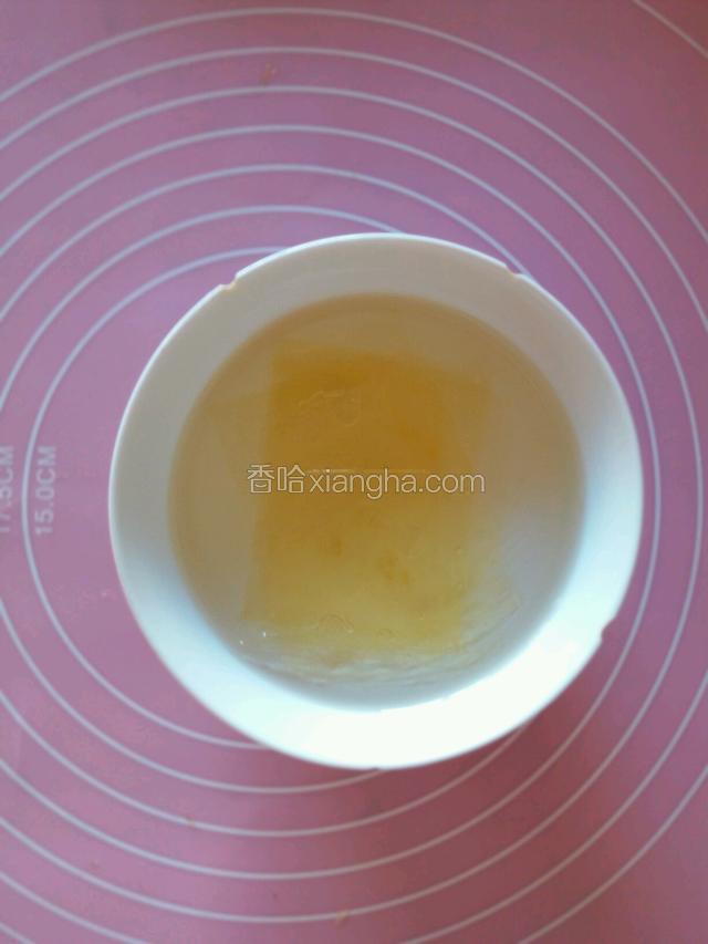 吉利丁片泡在凉开水里，放入冰箱待用。