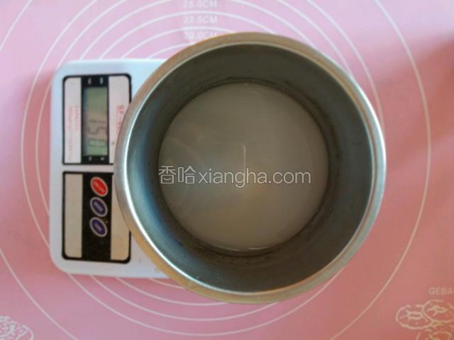 冷水里加入细砂糖待用。