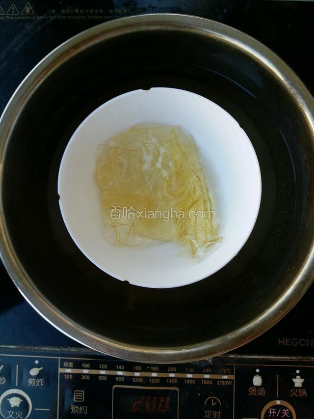 取出冰箱里的吉利丁片，倒出碗里的水，隔水融化，水温不可以超过80度。