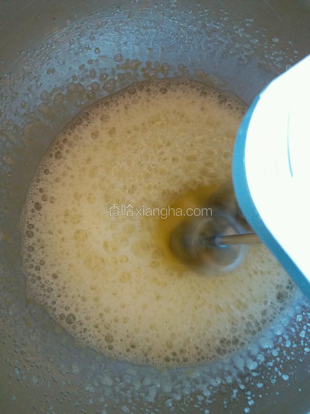 一点点缓缓倒入蛋黄里，同时打蛋器不停打发，至到打蛋盆温度变温，不太热了，大概8分钟左右，蛋糊蓬松浓稠状。