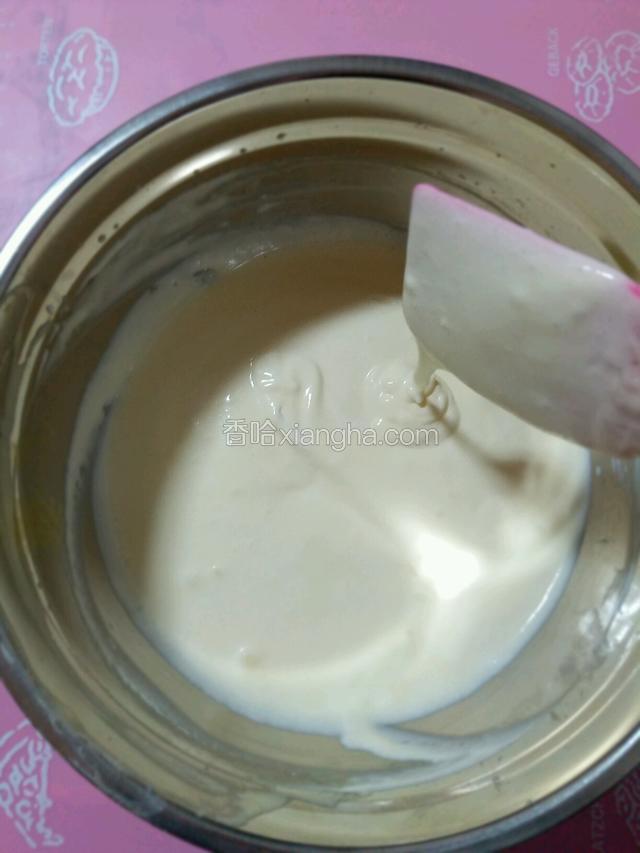 然后再把打发的淡奶油分3次加入酸奶蛋黄糊中，翻版均匀。慕斯糊就做好了，放入冰箱冷藏10分钟左右，慕斯糊变浓稠了取出。