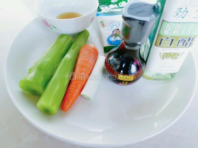 提前把莴苣去皮洗净，胡萝卜大葱白洗净，准备好拌凉菜用的盐，白醋，香油和李锦记特鲜酱油。