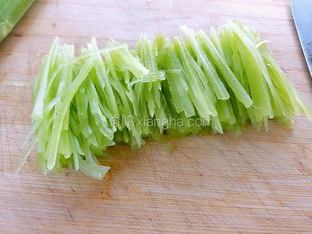 接着再把莴苣切细丝