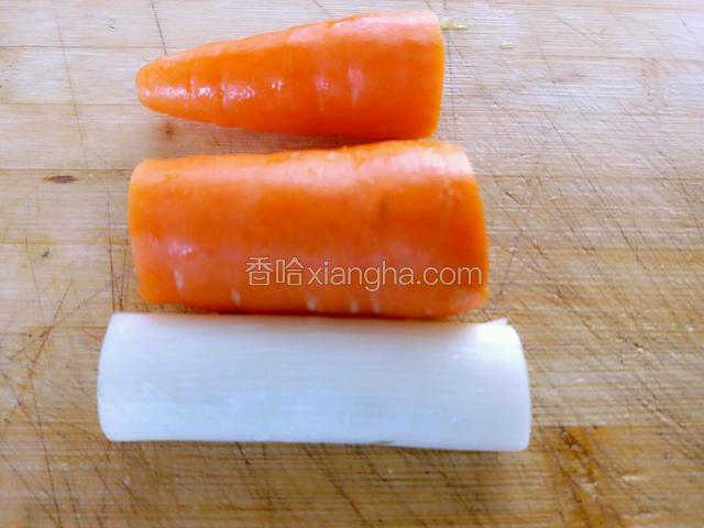 胡萝卜和大葱白同样切两寸长的段，然后切细丝。