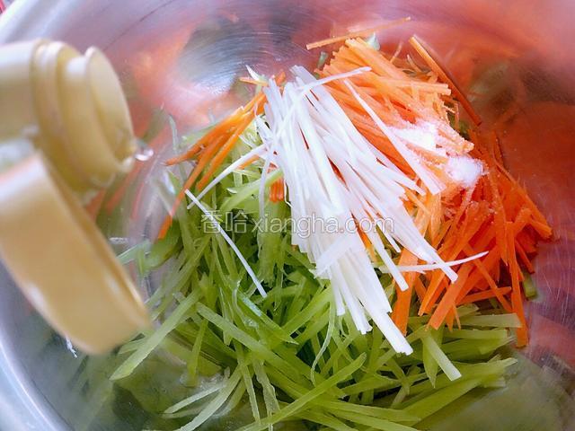 把白醋十五克倒入盆内
