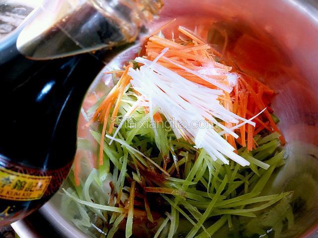 接着把李锦记特鲜酱油倒入盆内适量，不要太多哦，多了会影响菜的色泽。