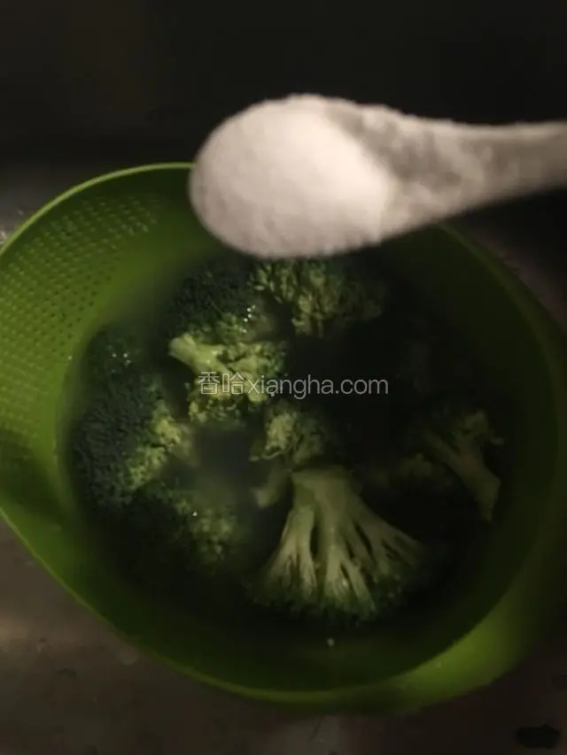 西兰花切小块，用盐水泡洗半小时（因为西兰花表面凹凸更容易有农药残留）
