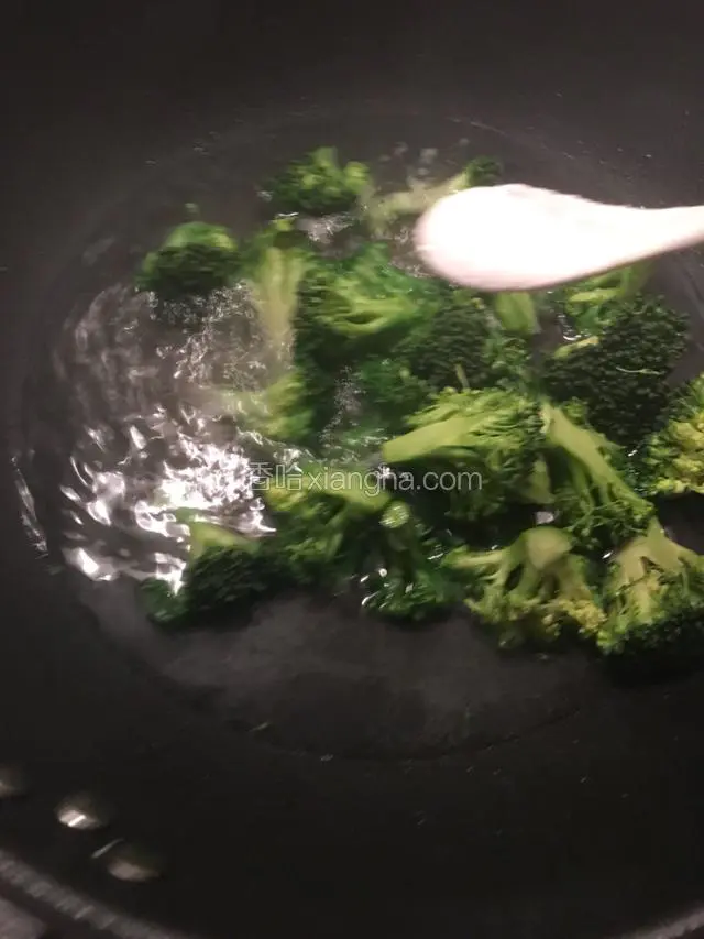 锅里烧开水，将清洗干净的西兰花放入锅里，加入少许盐和油，焯至变色断生