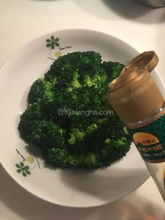 焯好的西兰花，沥干水份，摆在盘子里，淋上李锦记蒸鱼豉油