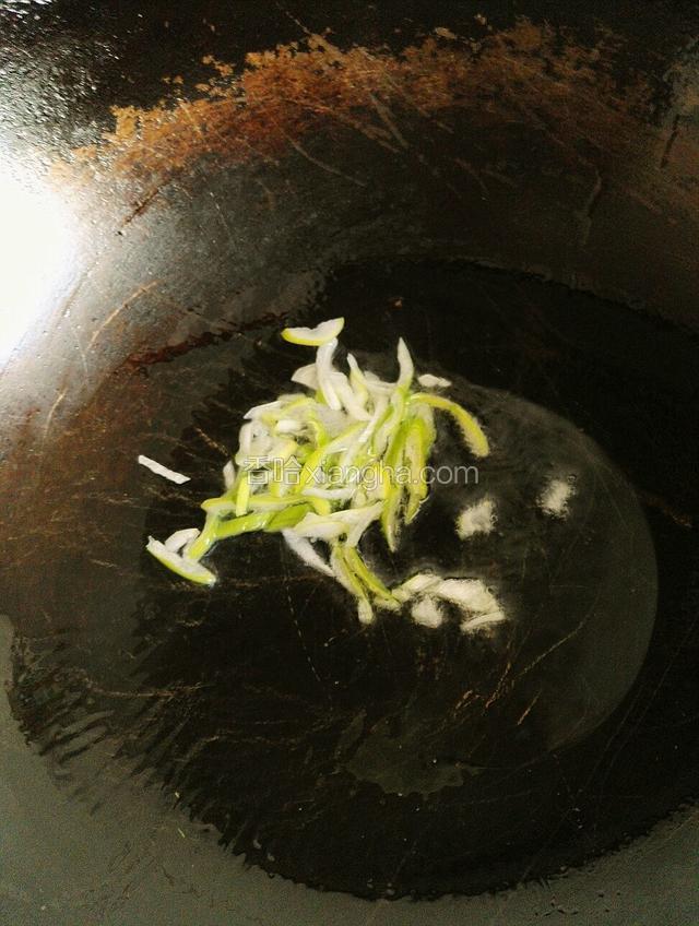 锅烧热后放入适量油，葱花爆香