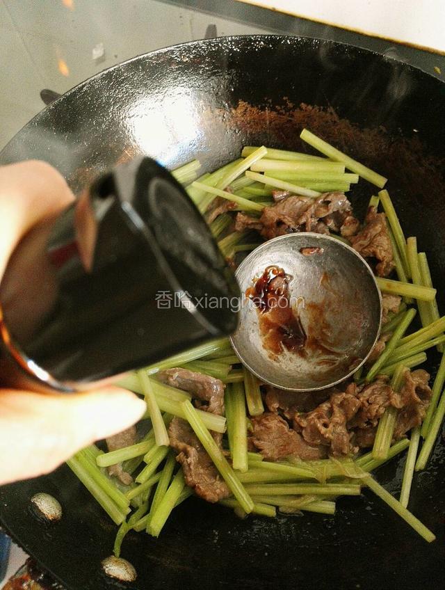 倒入香芹一起翻炒，加入李锦记蚝油和特级鲜酱油