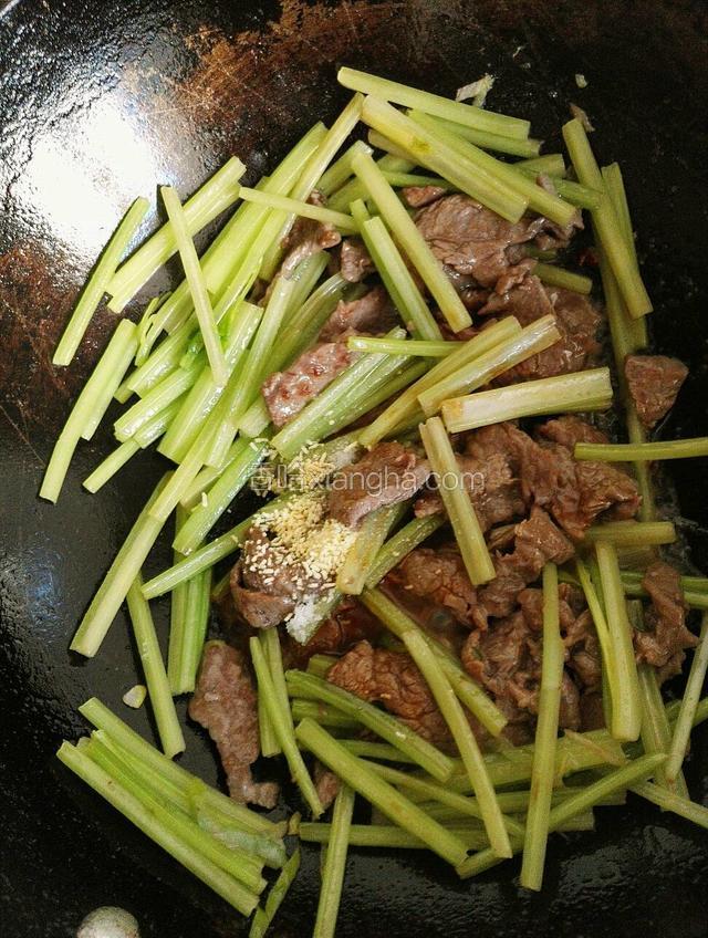 最后放入少许盐和鸡精调味出锅即可