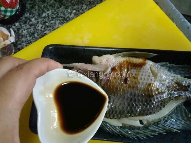我那个蒸鱼的碟子太浅，换一个碟子。热鱼淋上李锦记蒸鱼豉油