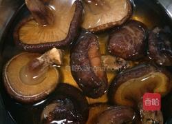 香菇焖排骨的做法图解1