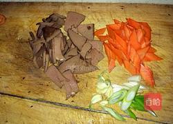 胡萝卜炒猪肝的做法图解1