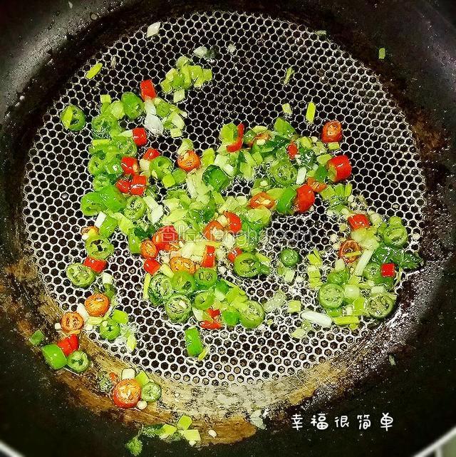 锅中倒入适量的清油，下小米椒粒和长青椒粒适当的煸炒下。
