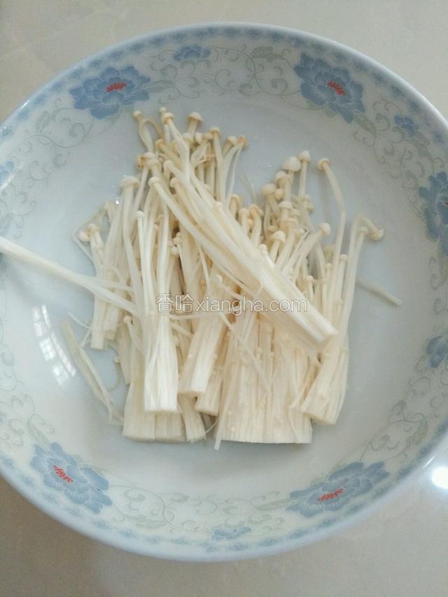 金针菇去根部，洗净备用。