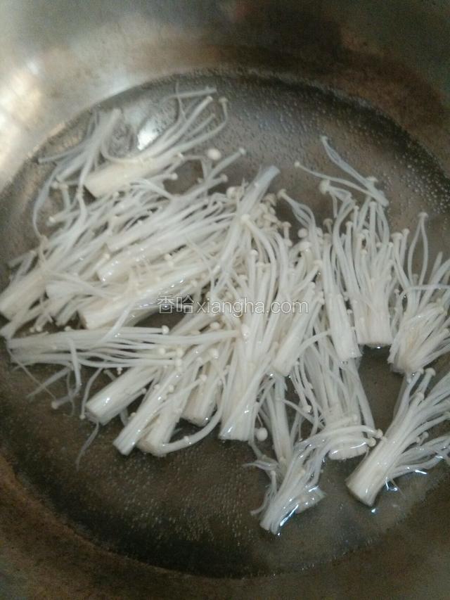 水开了下金针菇焯两分钟。