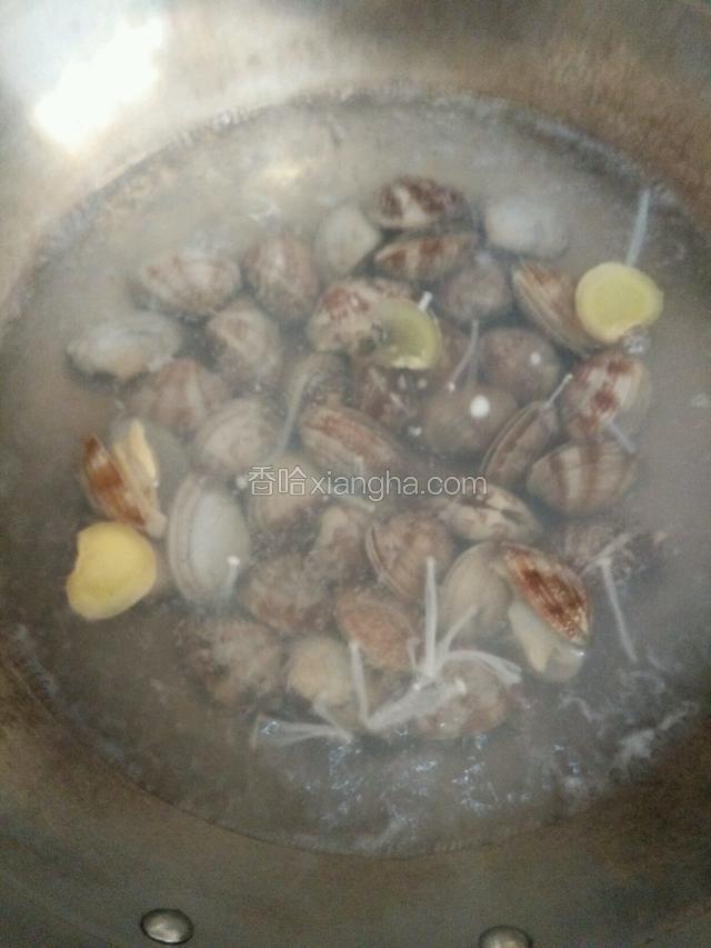 金针菇捞出下，蛤蜊倒入开水，下姜 料酒直到蛤蜊开口捞出。