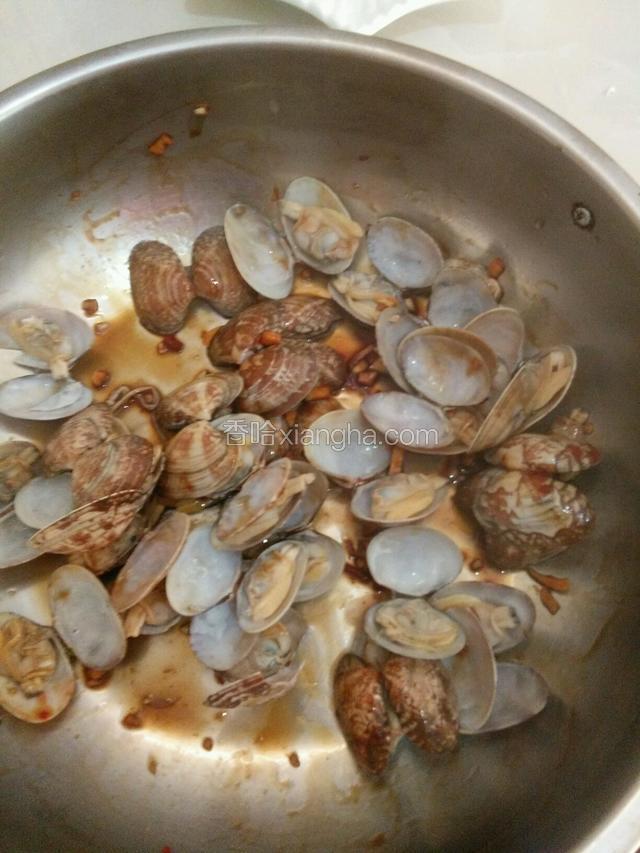 锅中倒入酱油，蒜蓉辣椒酱。