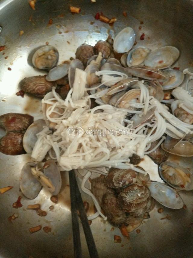 金针菇，热油倒入锅中搅拌。