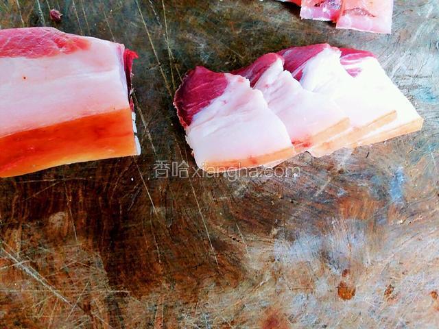 腊肉切成厚0.5厘米的片
