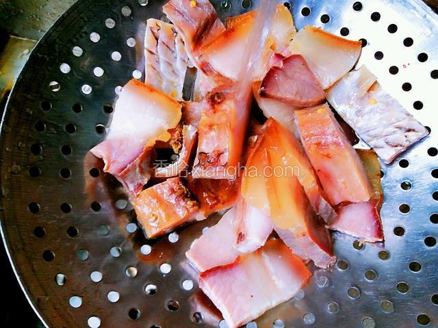 腊鱼腊鱼焯好后，用漏勺把其捞出，对准水龙头把腊鱼腊肉冲洗干净，然后沥干水分
