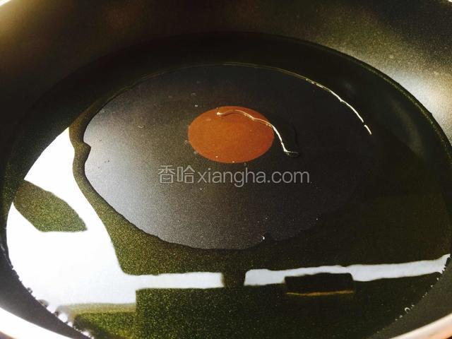 锅烧热倒入菜籽油。