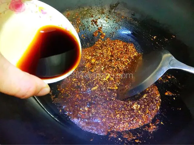 然后马上加入李锦记的酱油。