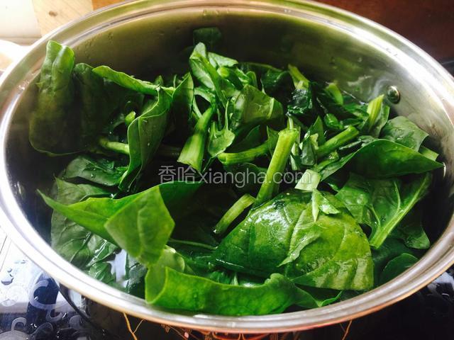 锅里烧水，水开后放入菠菜煮熟。