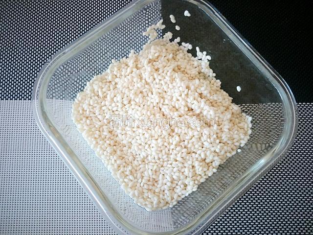 将糯米清洗干净。